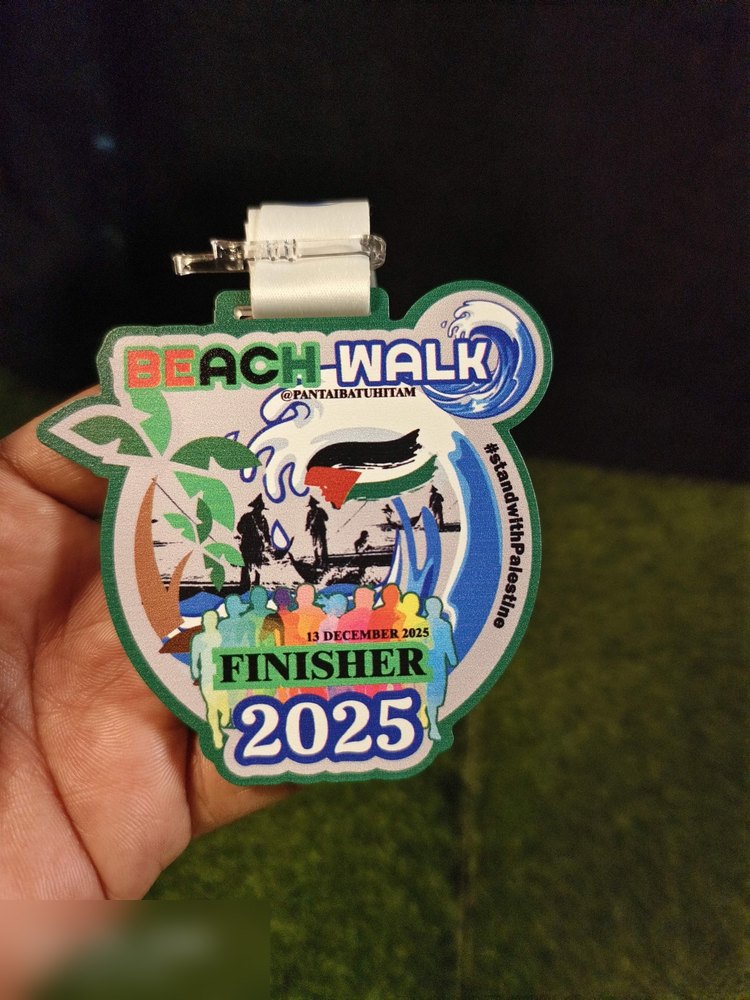 Medal Beach Walk @Pantai Batu Hitam Finisher, 13 Disember 2025. Bentuk custom dgn OMBAK biru besar, pokok kelapa, silhouette peserta di pantai dan bendera Palestin dgn hashtag #standWithPalestine. War