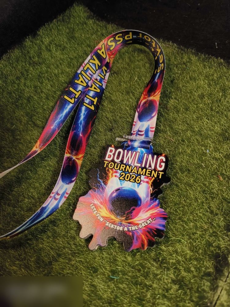 Medal Bowling Tournament 2026 'Let's Fun Sektor A The Great'. Bentuk custom dgn bola bowling dan letupan warna kosmik (merah jambu, biru, ungu) atas latar gelap. LANYARD SEPADAN bercetak corak sama — 