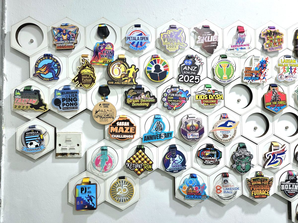 Sudut kiri dinding galeri: medal Petala Open, ANZ Bowling 2025, Sabah Maze Challenge, Kids Dash, Ketupat Run dan banyak lagi.