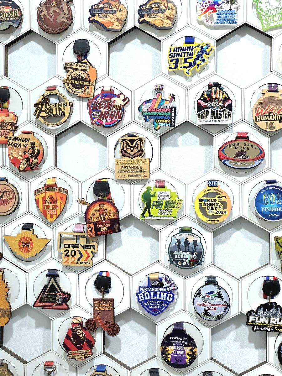 Gambar tegak dinding galeri: medal Larian Santai 3.5, Lex Fun Run, Grip Master, Pertandingan Boling dan Fun Run.