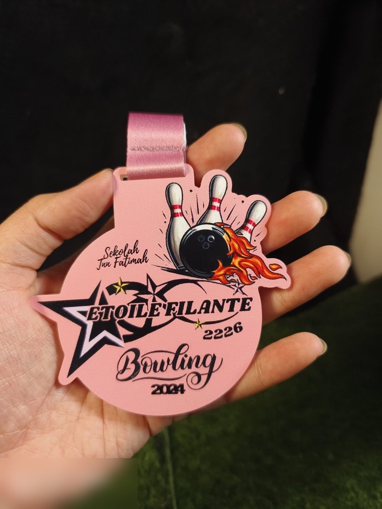 Medal Etoile Filante Bowling 2024, Sekolah Tun Fatimah. Bentuk bulat warna MERAH JAMBU LEMBUT (pastel pink) — satu-satunya medal pink dlm koleksi bowling. Ada pin bowling dan bola berapi, logo bintang