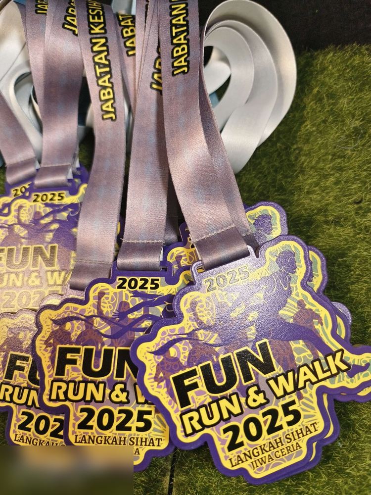 Medal Fun Run & Walk 2025 Langkah Sihat Jiwa Ceria dalam kuantiti dengan lanyard bercetak 'JABATAN KESIHATAN'. Tunjuk order pukal untuk acara jabatan kerajaan.