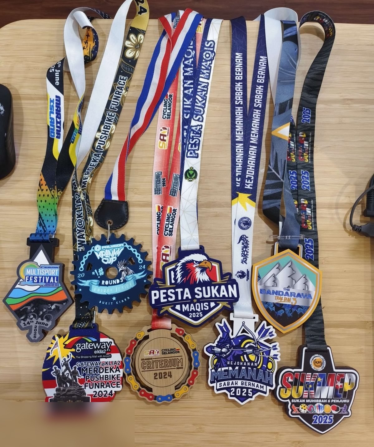 Koleksi medal custom sebenar buatan Medal Lanyard Malaysia — pelbagai bentuk dan lanyard bercetak penuh