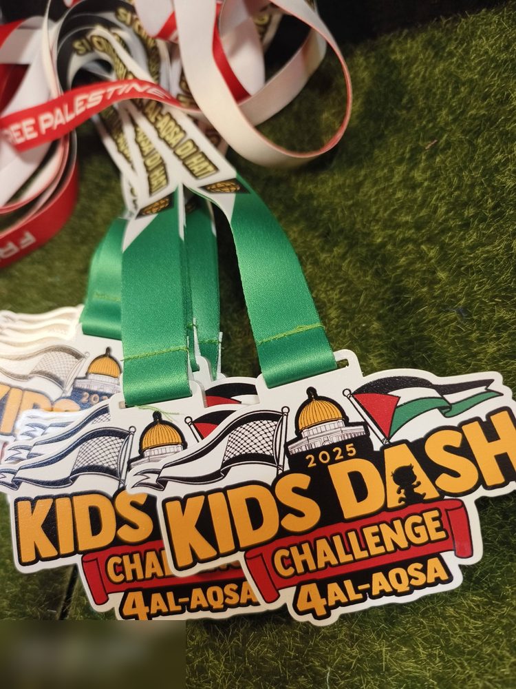 Medal Kids Dash Challenge 4 Al-Aqsa 2025 — larian kanak-kanak bertema solidariti Palestin. Bentuk custom dengan Masjid Al-Aqsa (kubah emas), bendera Palestin, kaffiyeh dan silhouette budak berlari. Wa
