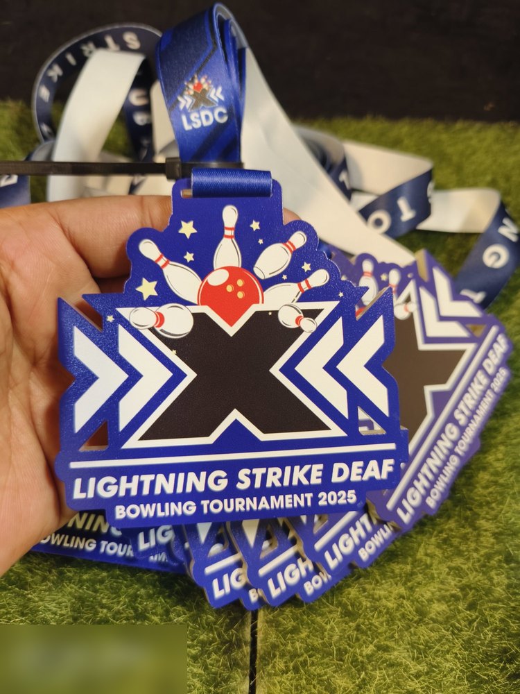 Medal Lightning Strike Deaf Bowling Tournament 2025 dlm kuantiti — beberapa keping bersusun dgn lanyard LSDC biru-putih. Tunjuk rupa order penuh untuk satu kejohanan.
