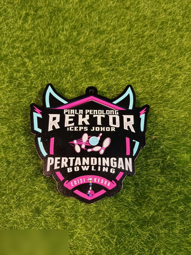 Medal Piala Penolong Rektor ICEPS Johor, Pertandingan Bowling Edisi Kedua. Bentuk custom bertanduk/bersayap, latar HITAM dgn neon merah jambu dan biru cyan — design paling moden dan berani dlm koleksi