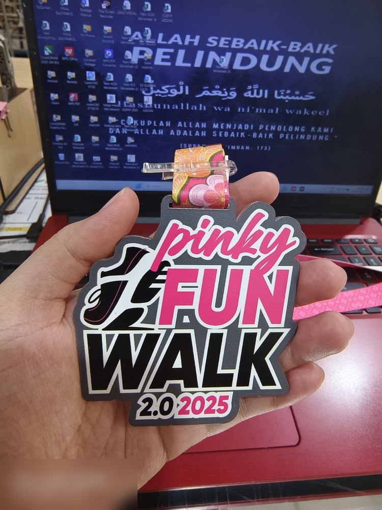 Medal Pinky Fun Walk 2.0 2025 diambil dekat — jelas tunjuk kualiti cetakan warna merah jambu dan kelabu serta lanyard berbunga.