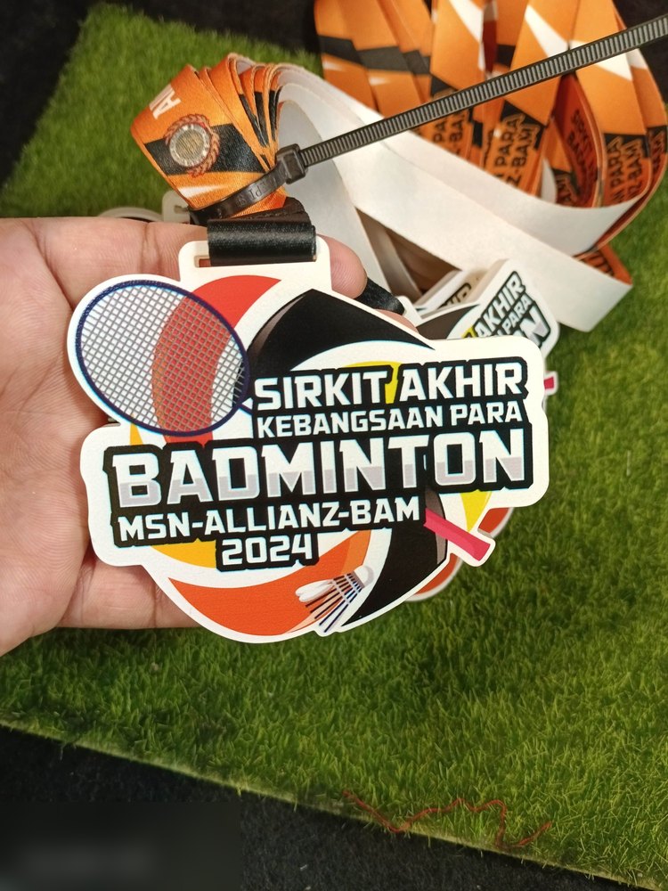 Medal Sirkit Akhir Kebangsaan PARA BADMINTON 2024, anjuran MSN-Allianz-BAM. Bentuk custom, latar putih dgn raket, bulu tangkis dan lengkok oren-merah-hitam. Lanyard oren-hitam bercetak. Contoh medal p