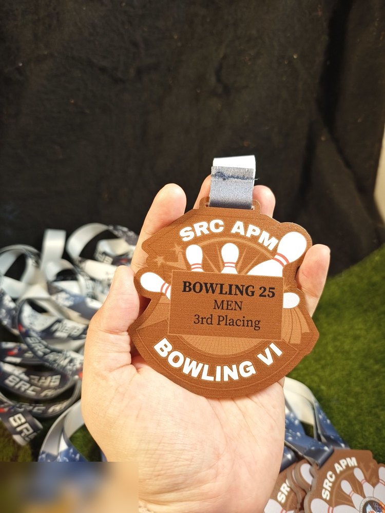 Medal SRC APM Bowling VI, tertulis 'BOWLING 25 MEN 3rd Placing'. Warna COKLAT GANGSA (bronze) dgn pin bowling putih dan kipas emas. Contoh medal yang cetak terus KEDUDUKAN dan KATEGORI pada muka depan